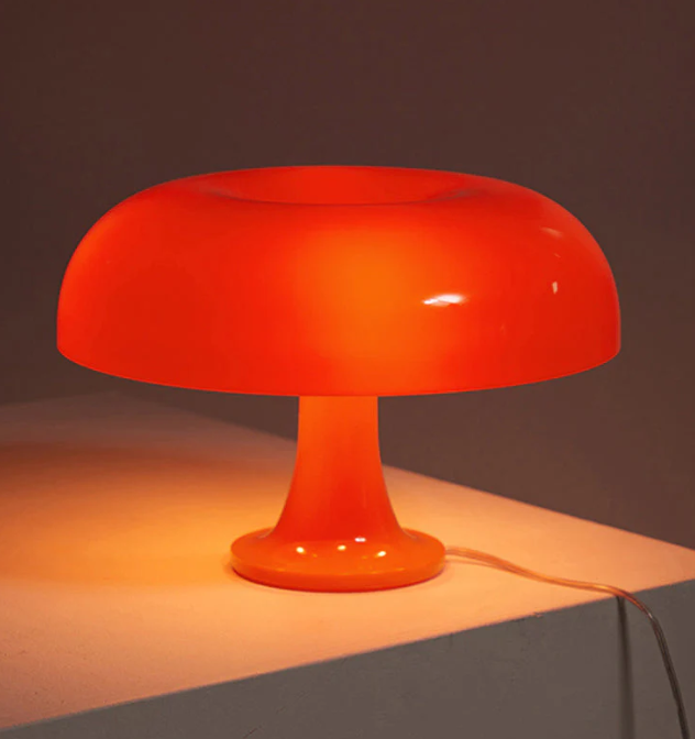 Minimalistyczna lampka stołowa LED w kształcie grzybka, elegancki nowoczesny design, do ciepłego oświetlenia wnętrza.