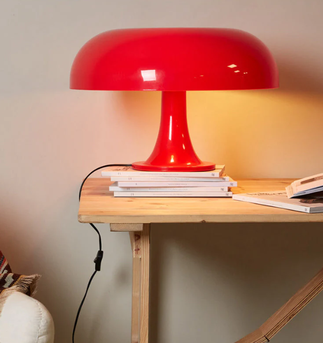 Minimalistyczna lampka stołowa LED w kształcie grzybka, elegancki nowoczesny design, do ciepłego oświetlenia wnętrza.