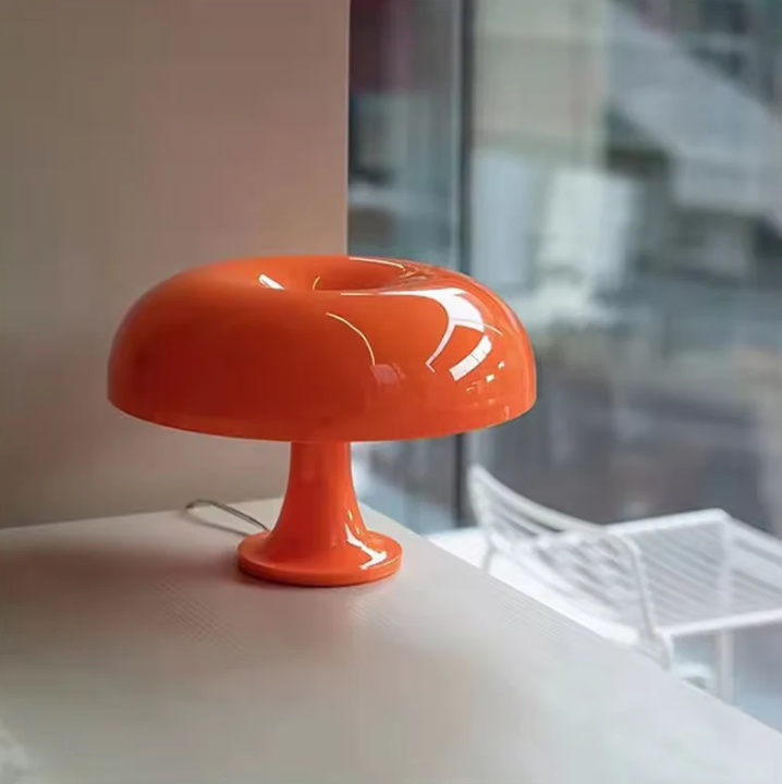 Minimalistyczna lampka stołowa LED w kształcie grzybka, elegancki nowoczesny design, do ciepłego oświetlenia wnętrza.
