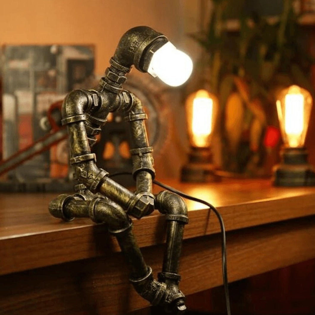 Lampa-robot z żelaza o regulowanym oświetleniu retro, ruchomymi ramionami i głową, wykończenie w kolorze mosiądzu, styl industrialny.