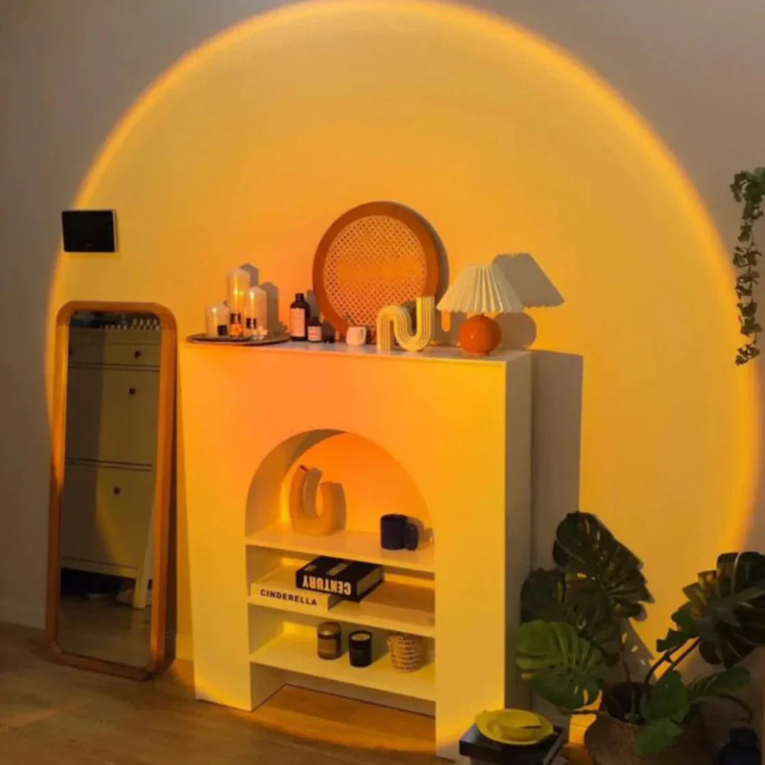 Lampa Sunset Lamp LED do pokoju, z widocznym efektem wielokolorowego światła.