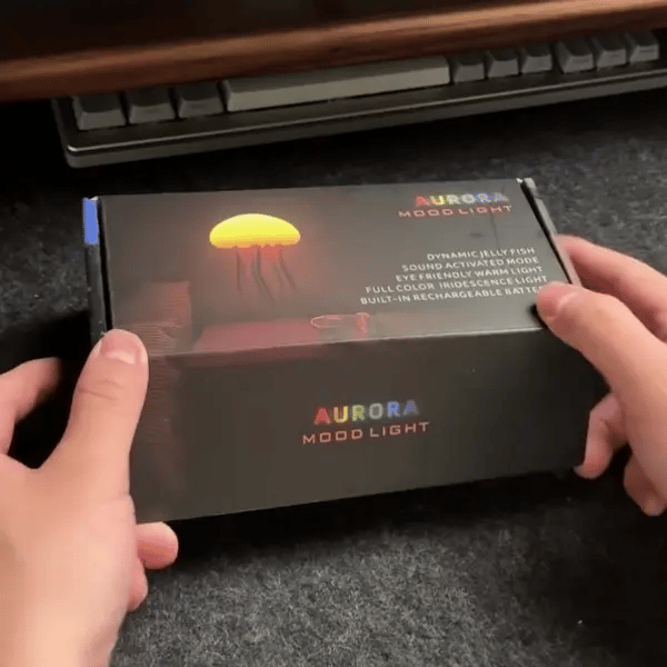 Hipnotyczna lampa LED meduza ze zmieniającymi się kolorami, płynną symulacją ruchu, relaksującą atmosferą, jasna.