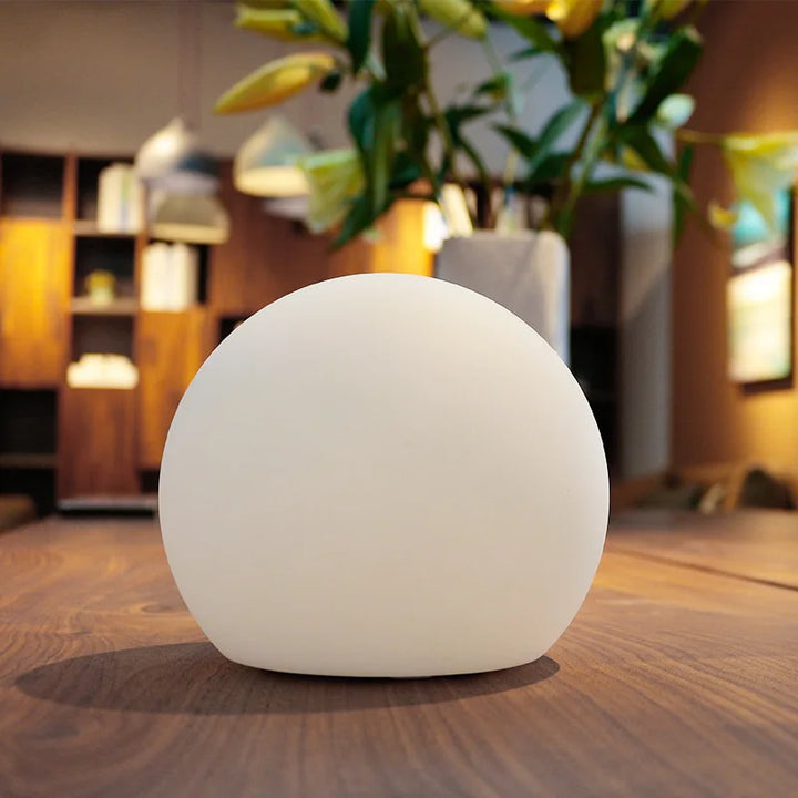 Nowoczesna, elegancka, bezprzewodowa, wielokolorowa lampa kulista LED, idealna do adaptacyjnego oświetlenia każdego pomieszczenia.