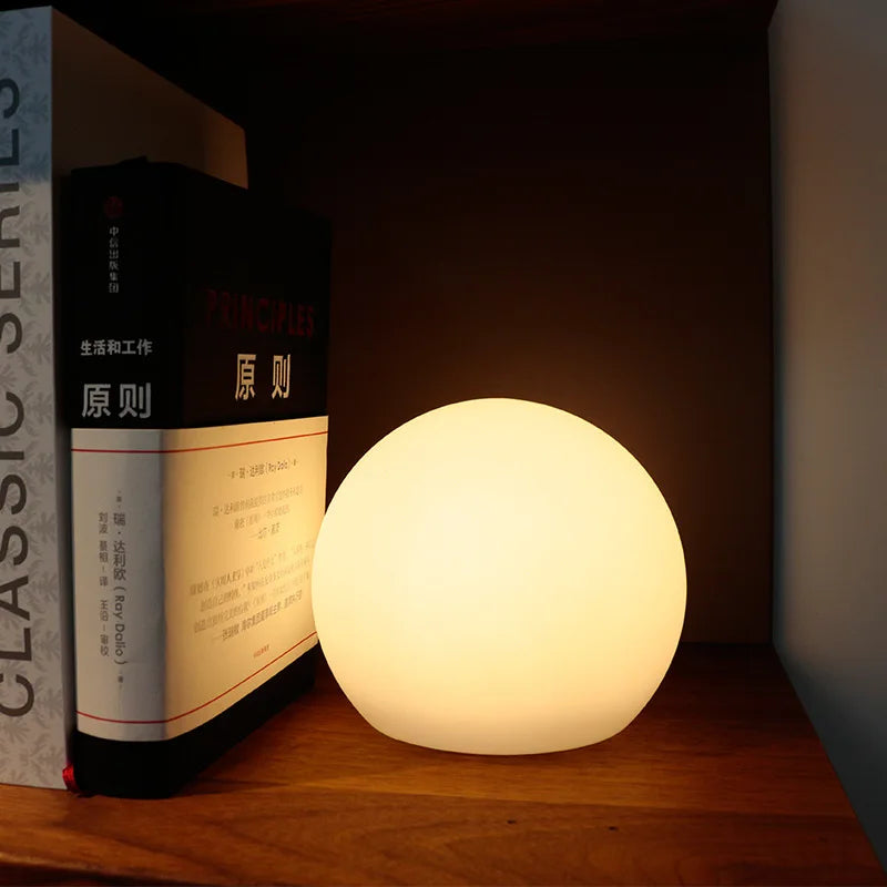 Nowoczesna, elegancka, bezprzewodowa, wielokolorowa lampa kulista LED, idealna do adaptacyjnego oświetlenia każdego pomieszczenia.