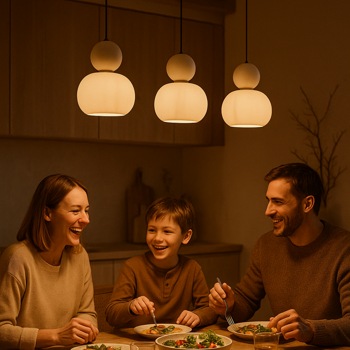 Lampa wisząca Art Deco w kolorze kremowym z chromowanymi, zielonymi i czerwonymi akcentami, eleganckie i wszechstronne oświetlenie.