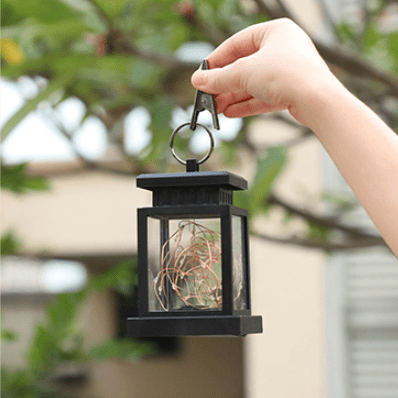 Retro latarnia solarna zewnętrzna IP44, brązowy metal, oświetlenie LED, design vintage, idealna do ogrodu.