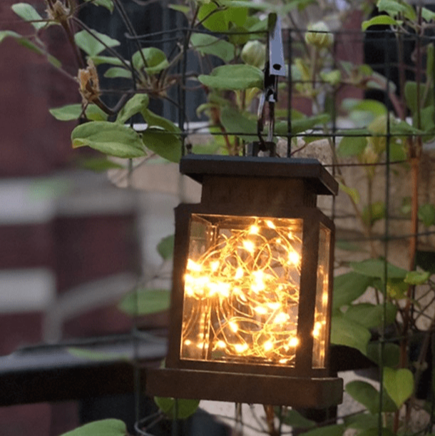 Retro latarnia solarna zewnętrzna IP44, brązowy metal, oświetlenie LED, design vintage, idealna do ogrodu.