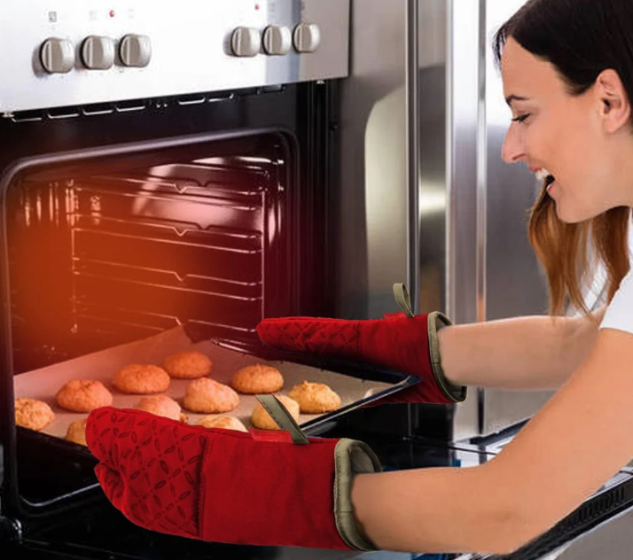 Zestaw 6 rękawic kuchennych i łapek, ochrona termiczna 250°C, ergonomiczny design w nowoczesnym kolorze, bezpieczna kuchnia.