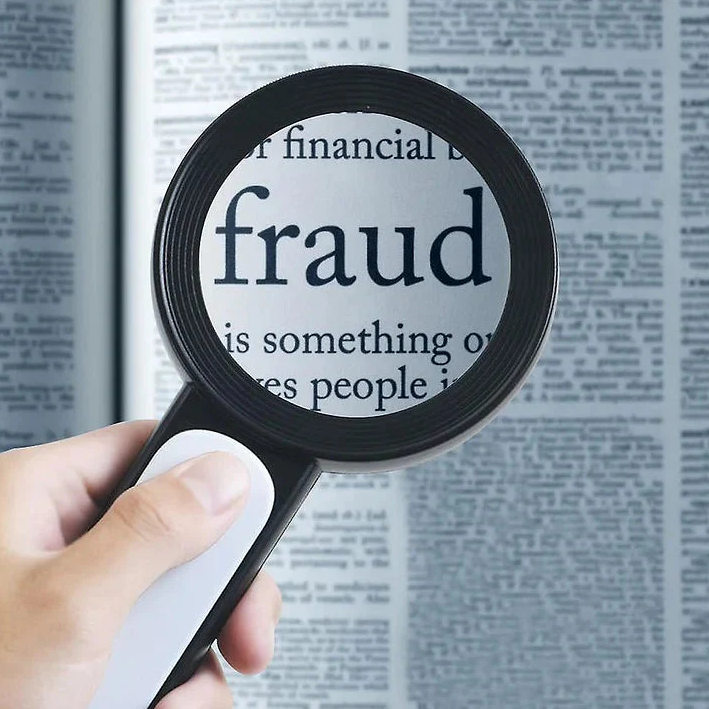 Lupa 30x z oświetleniem LED, wyraźne detale dla seniorów, ergonomiczne akcesorium, wygodne użytkowanie, białe tło.