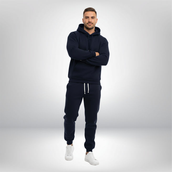 Męski komplet sportowy: nowoczesna bluza z kapturem i dopasowane spodnie dresowe. Stylowa odzież na aktywny dzień.