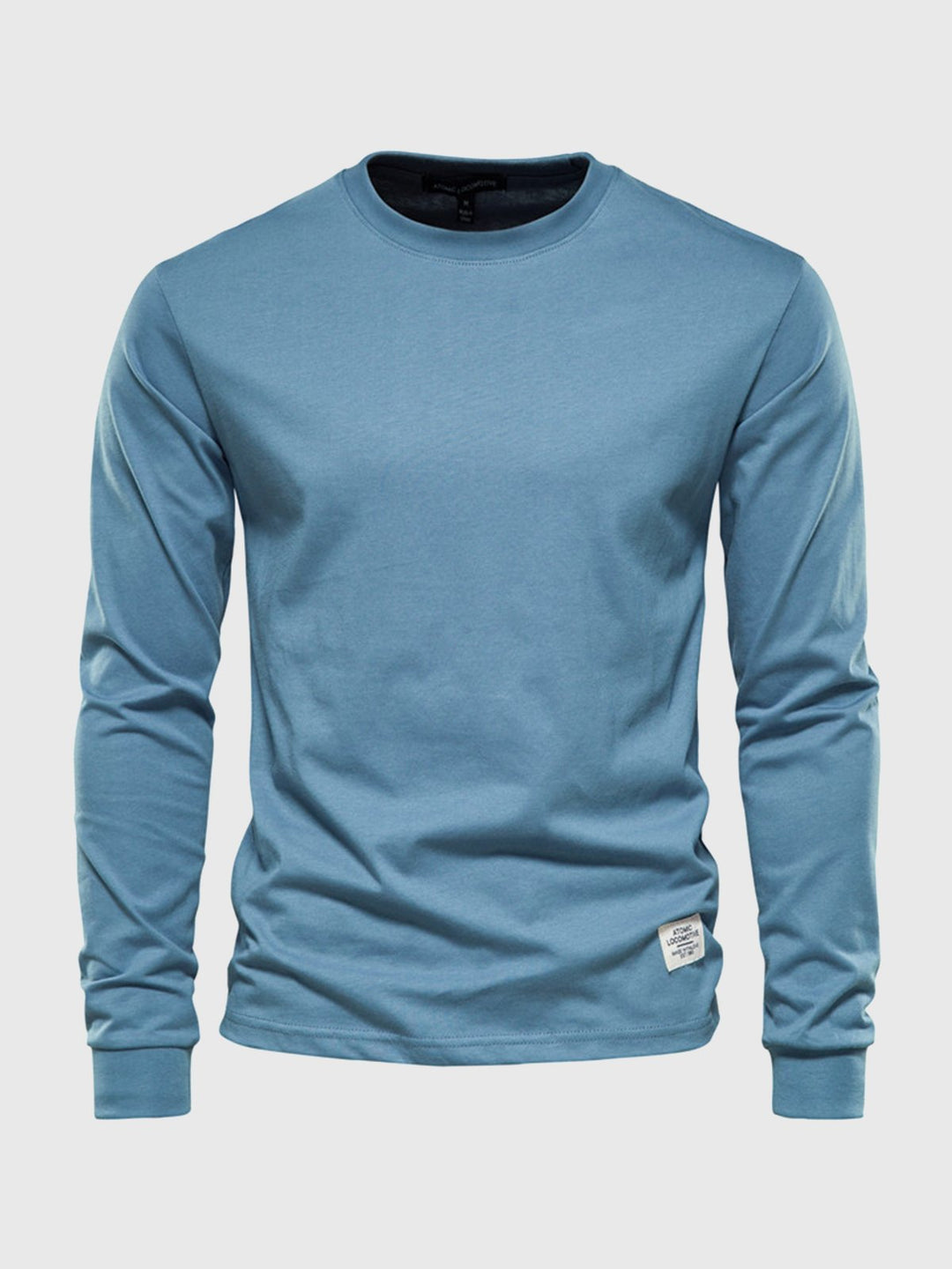 Mężczyzna w modnym, męskim longsleeve. Wygodna odzież z długim rękawem, casualowy styl na jesień/zimę.