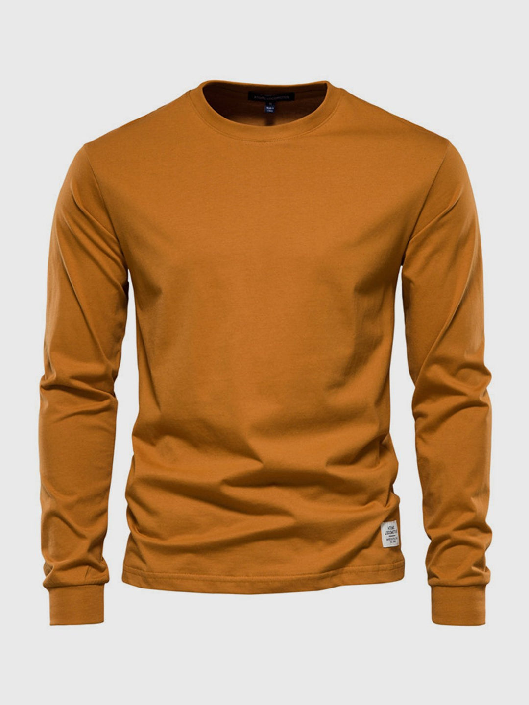 Tył męskiego longsleeve. Prosty, komfortowy krój, basicowa koszulka z długim rękawem do codziennego użytku.