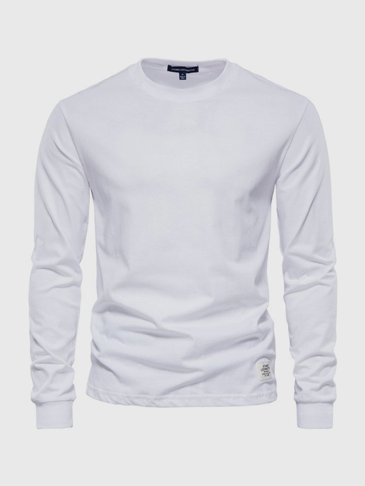 Złożony męski longsleeve. Komfortowa koszulka z długim rękawem, stylowa odzież na chłodne dni jesienią.