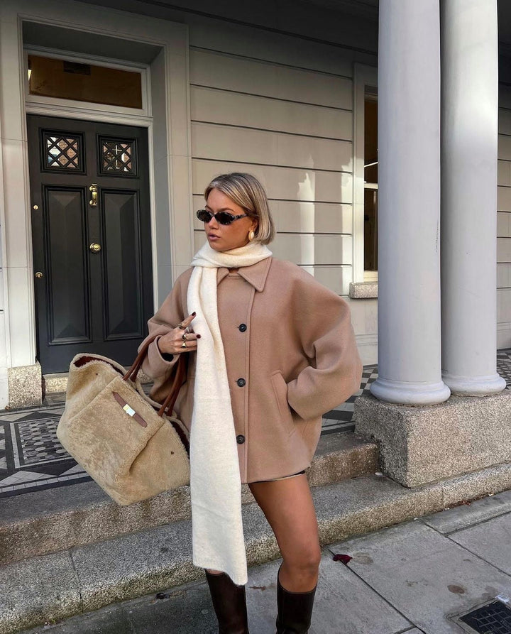 Brązowy wełniany płaszcz oversize, luźny krój, detale z guzikami, elegancki na jesień i zimę, zapewnia styl i komfort.