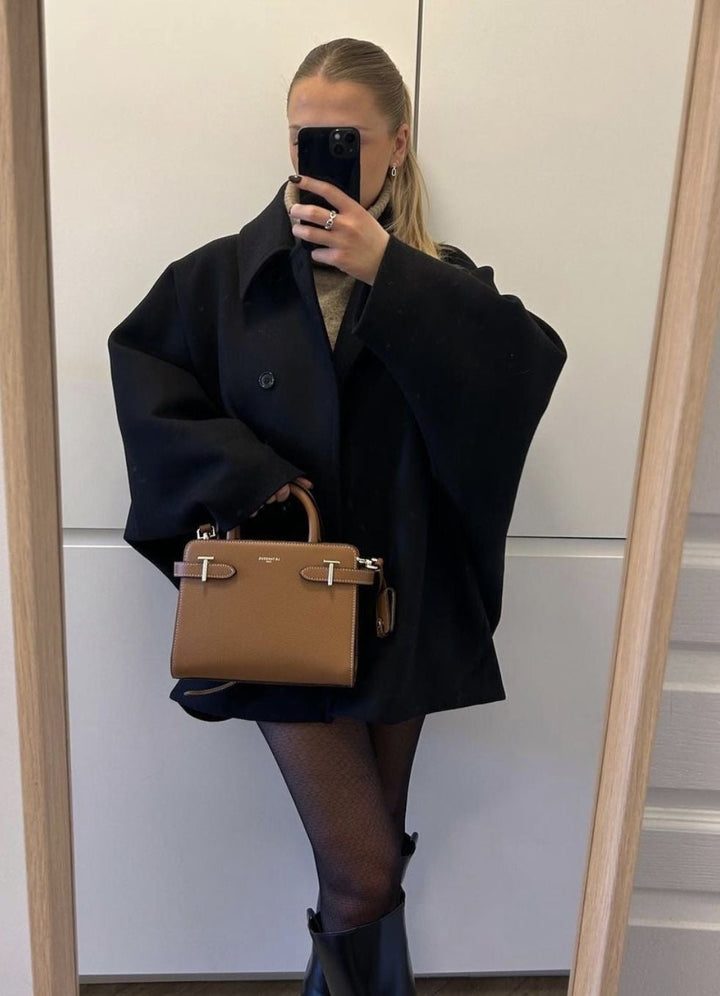 Brązowy wełniany płaszcz oversize, luźny krój, detale z guzikami, elegancki na jesień i zimę, zapewnia styl i komfort.
