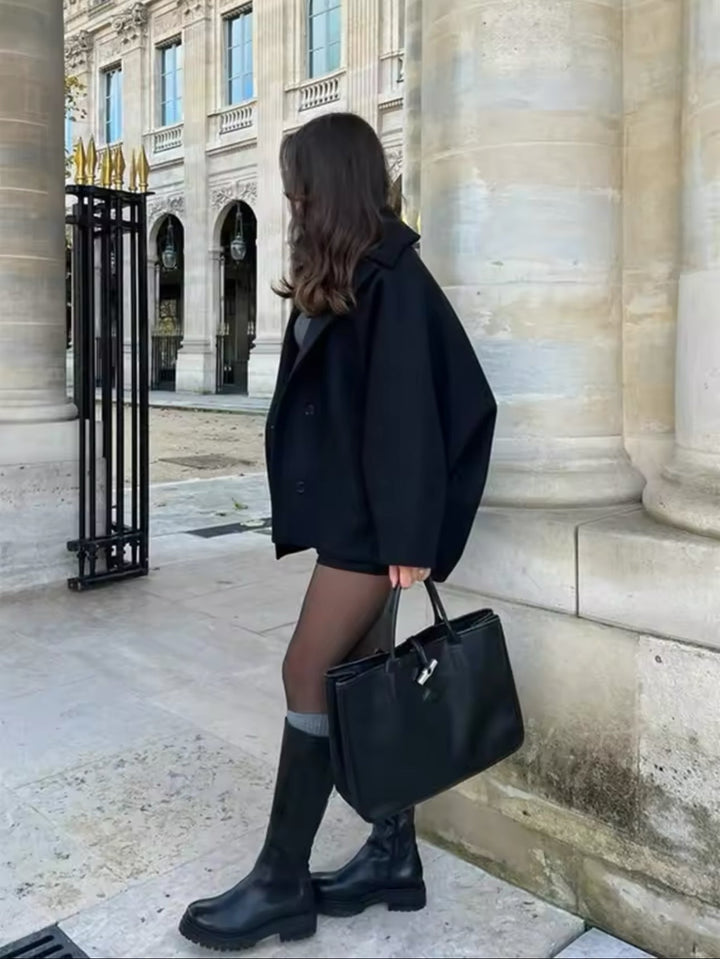 Brązowy wełniany płaszcz oversize, luźny krój, detale z guzikami, elegancki na jesień i zimę, zapewnia styl i komfort.
