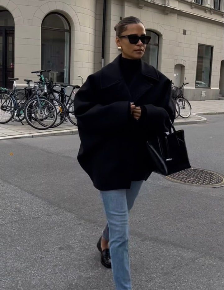 Elegancki, oversize'owy płaszcz wełniany, idealny na zimę, zapewniający komfort i styl.
