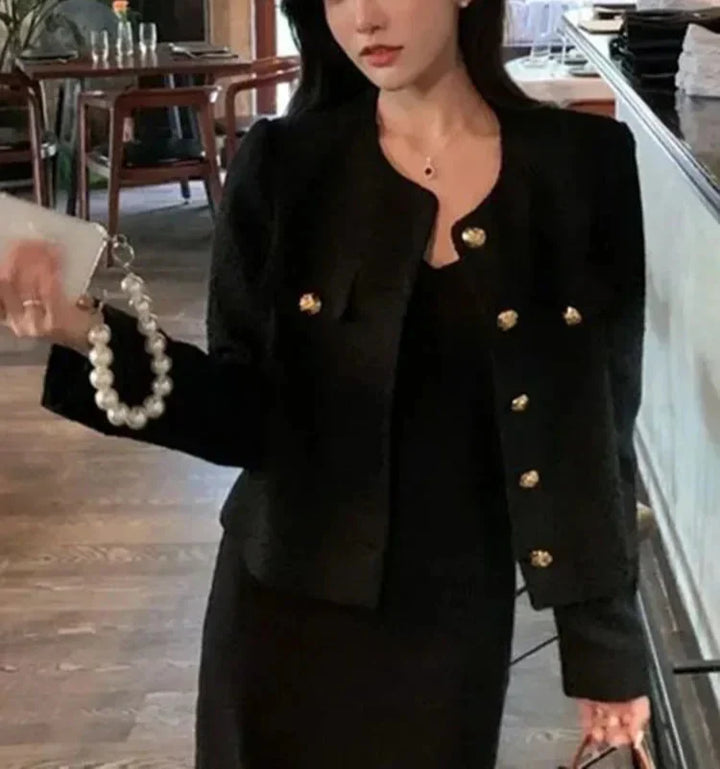 Czarny płaszcz damski z poliestru, eleganckie guziki, dopasowany krój, ponadczasowy styl na elegancką i wygodną zimę.