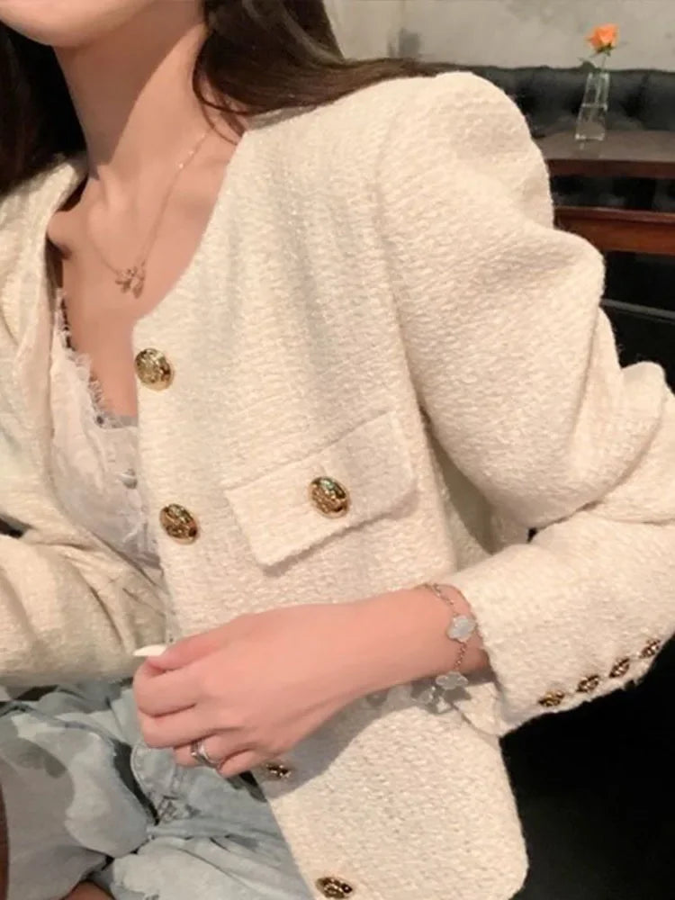 Czarny płaszcz damski z poliestru, eleganckie guziki, dopasowany krój, ponadczasowy styl na elegancką i wygodną zimę.