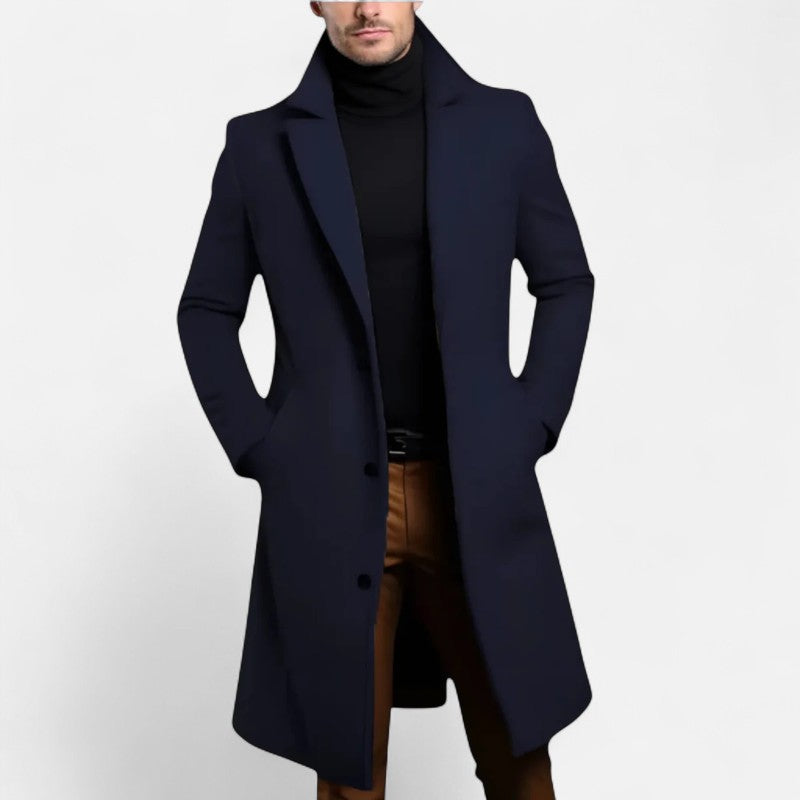 Stylowy męski płaszcz o eleganckim kroju z kołnierzem, zapewniający wysmukłą sylwetkę i odporność na zimno.