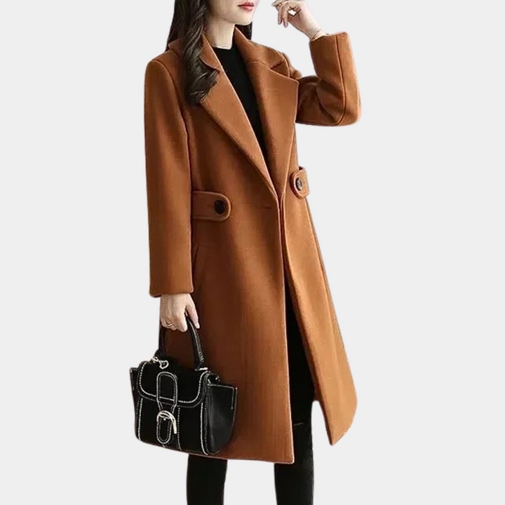Elegancki damski płaszcz zimowy Sara, w kolorze khaki, podkreślający talię paskiem.