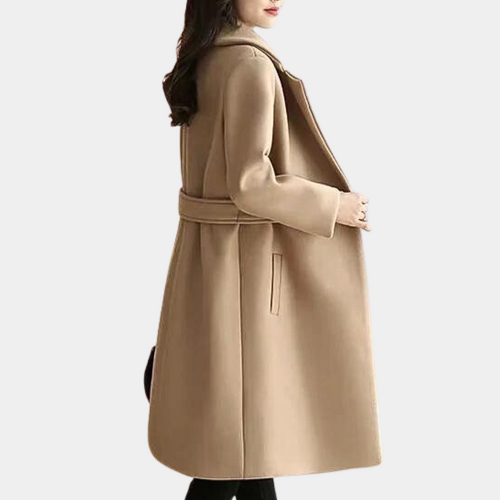 Elegancki damski płaszcz zimowy Sara, w kolorze khaki, podkreślający talię paskiem.