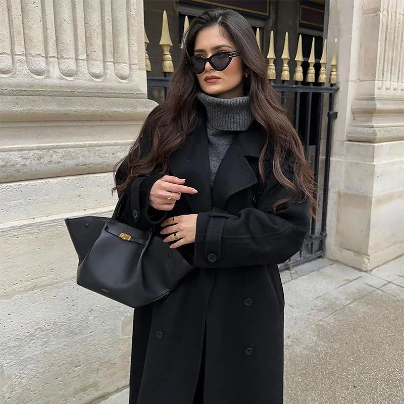 Szykowny płaszcz maxi damski z kołnierzem, dwurzędowy, z regulowanym paskiem, długi i elegancki na zimę.