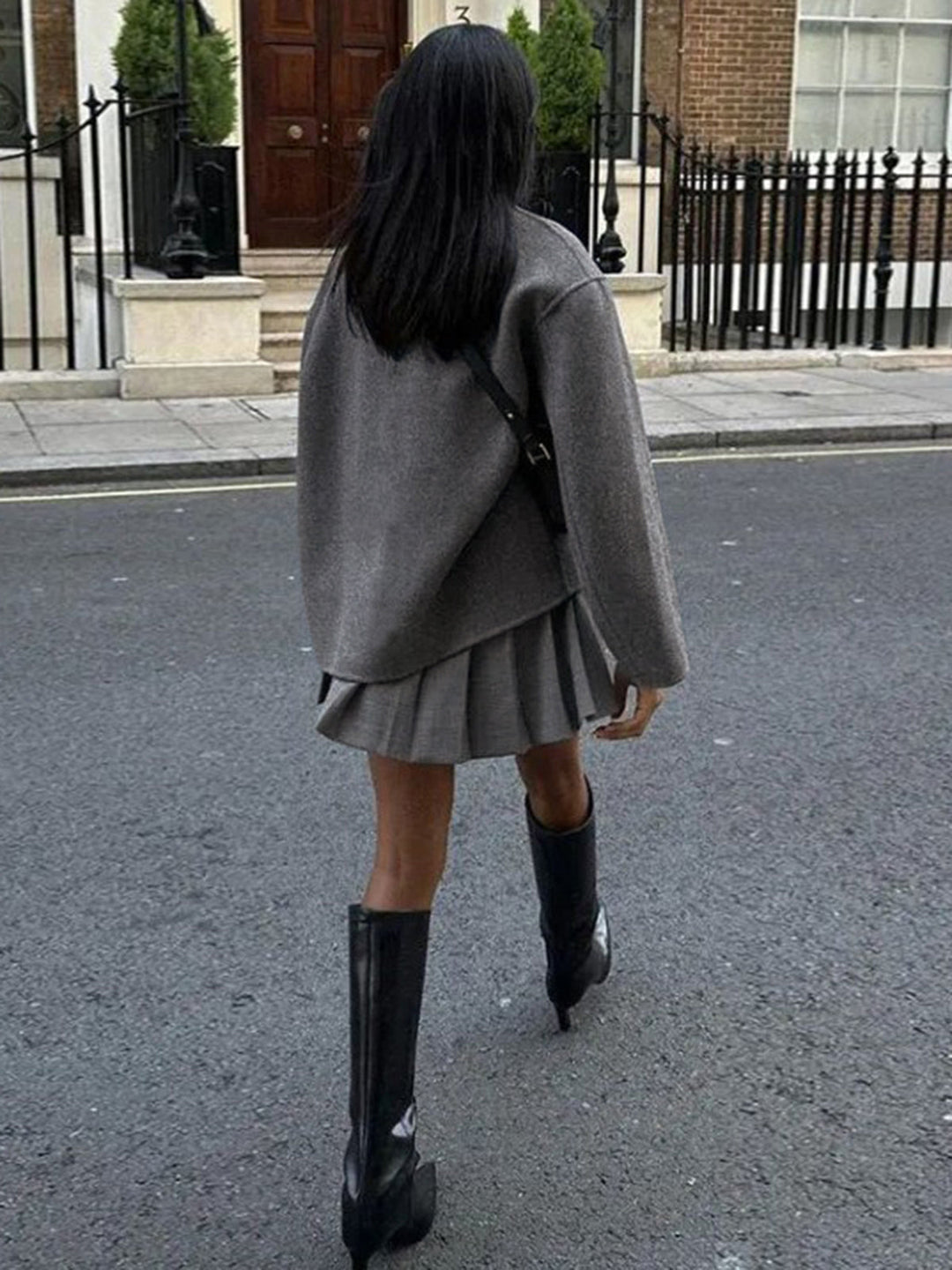 Wełniany płaszcz damski oversize Gina, modny styl streetwear, luźny krój, nowoczesne zapięcie na guziki, jednolity kolor.