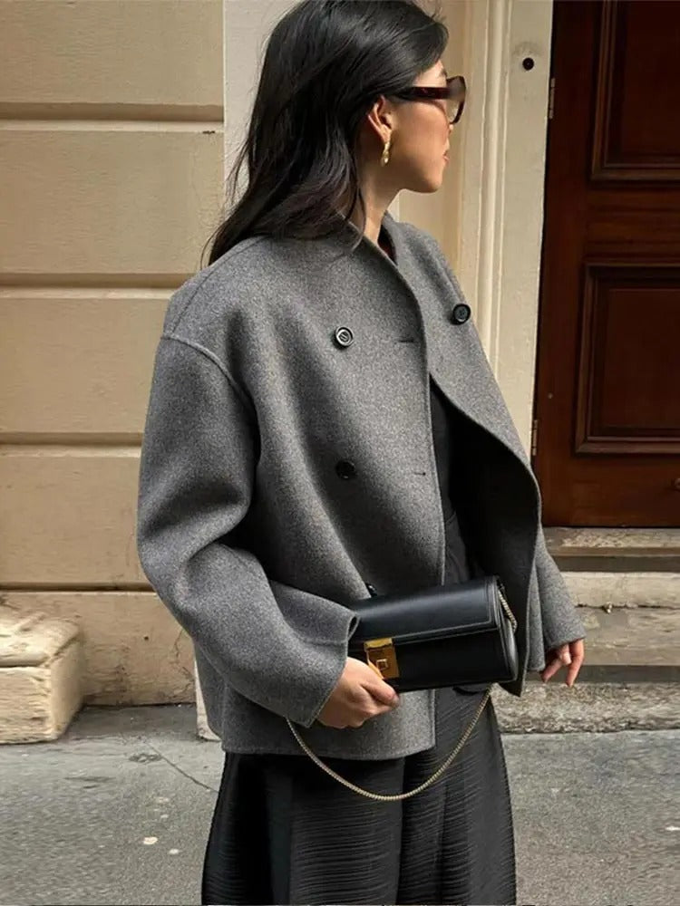 Wełniany płaszcz damski oversize Gina, modny styl streetwear, luźny krój, nowoczesne zapięcie na guziki, jednolity kolor.