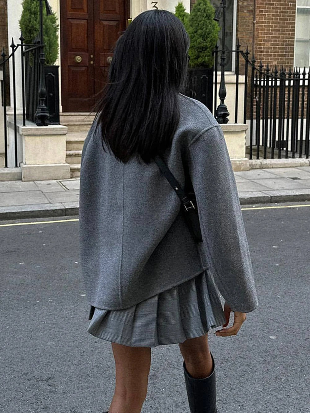 Wełniany płaszcz damski oversize Gina, modny styl streetwear, luźny krój, nowoczesne zapięcie na guziki, jednolity kolor.
