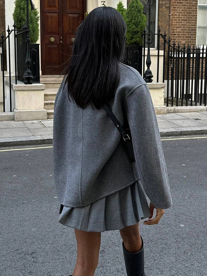 Wełniany płaszcz damski oversize Gina, modny styl streetwear, luźny krój, nowoczesne zapięcie na guziki, jednolity kolor.
