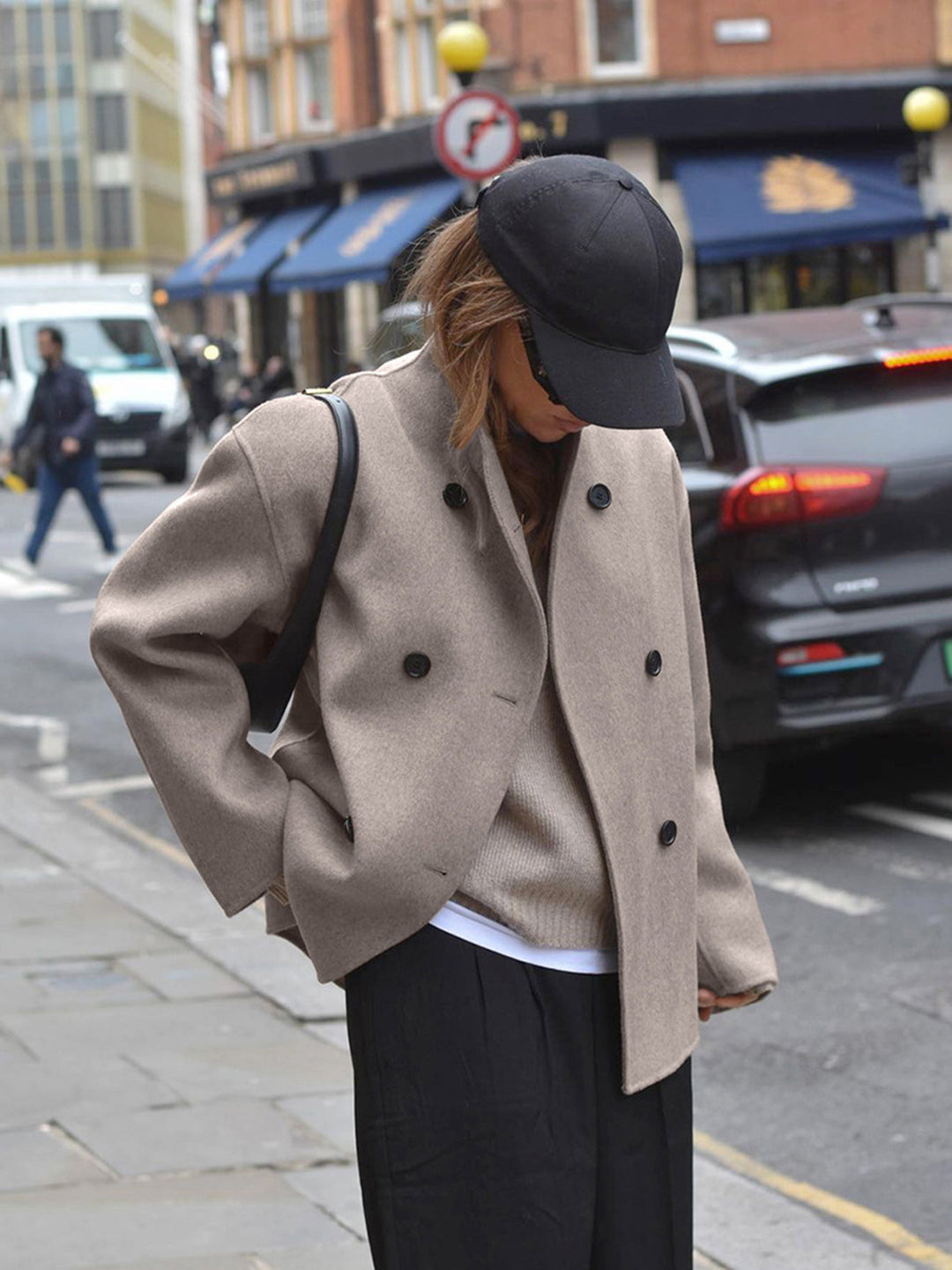 Wełniany płaszcz damski oversize Gina, modny styl streetwear, luźny krój, nowoczesne zapięcie na guziki, jednolity kolor.