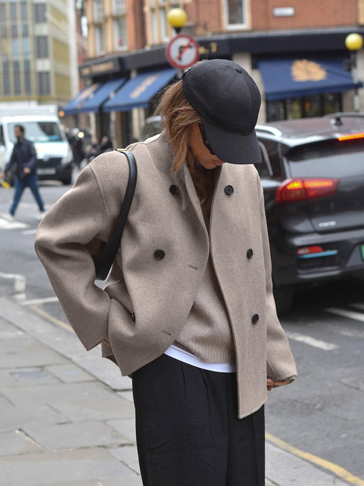 Wełniany płaszcz damski oversize Gina, modny styl streetwear, luźny krój, nowoczesne zapięcie na guziki, jednolity kolor.