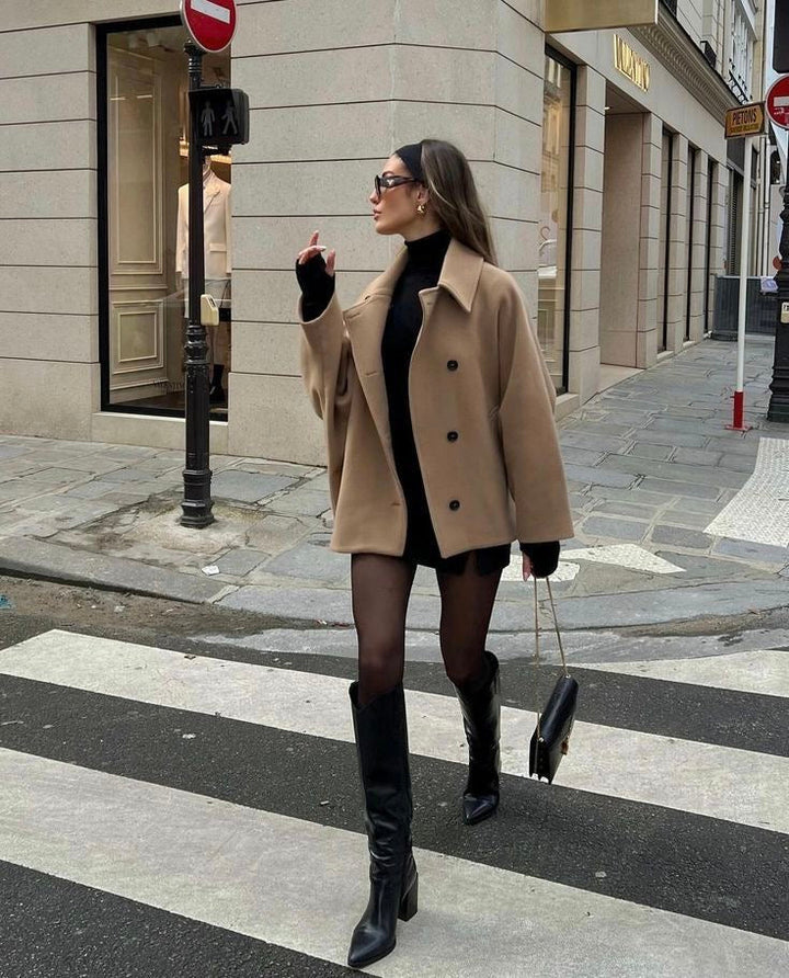Damski płaszcz oversize z wełny, nowoczesny krój, kolor beżowy, elegancki i ciepły, idealny na jesień