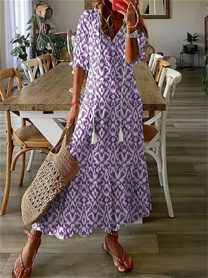 Damska zwiewna sukienka maxi na lato, długa i elegancka, w kolorze białym.
