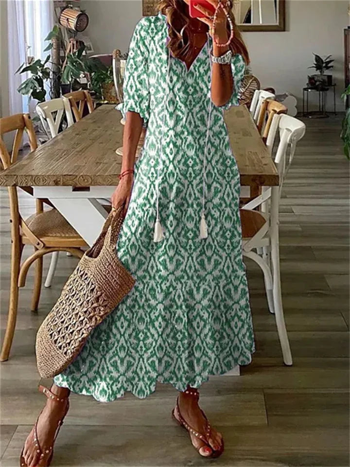 Damska zwiewna sukienka maxi na lato, długa i elegancka z krótkimi rękawami.