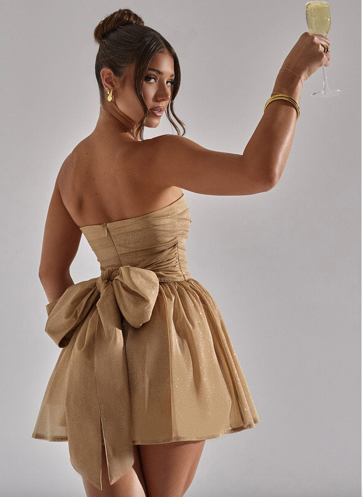 Błyszcząca mini sukienka bez ramiączek Nayla, czarna, w kształcie litery A, idealna na specjalne okazje, zapewnia elegancję i komfort.