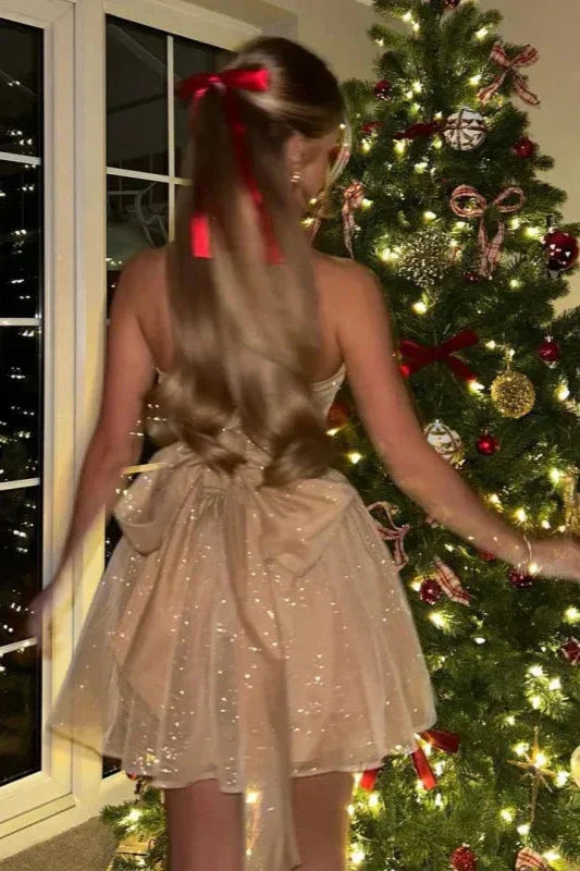 Błyszcząca mini sukienka bez ramiączek Nayla, czarna, w kształcie litery A, idealna na specjalne okazje, zapewnia elegancję i komfort.