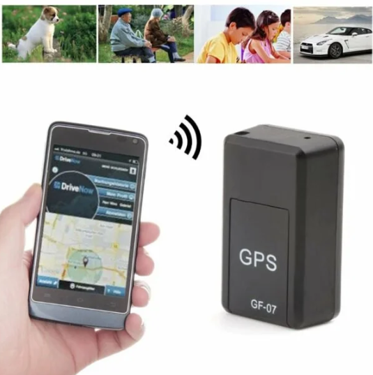 Mini magnetyczny lokalizator GPS w kolorze czarnym, kompaktowy i dyskretny, do globalnego śledzenia bez abonamentu, wytrzymały i łatwy w instalacji.