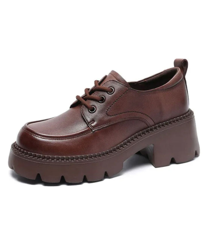 Damskie, brązowe mokasyny na platformie ze skóry, styl vintage z ząbkowaną podeszwą, komfort i elegancja.