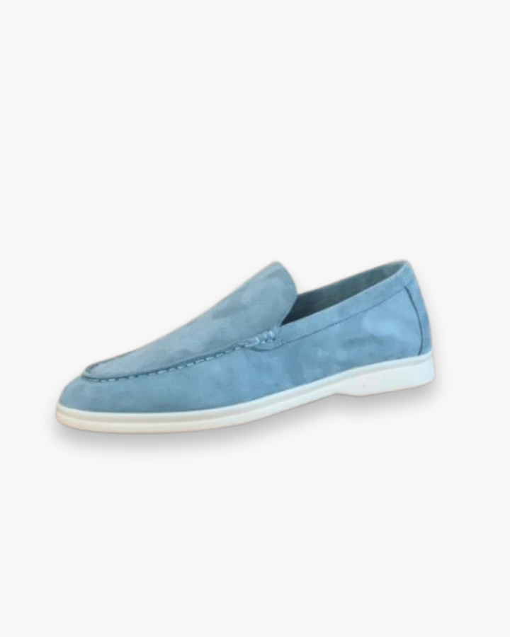 Męskie mokasyny beżowe, zbliżenie na podeszwę, trwałość i przyczepność.