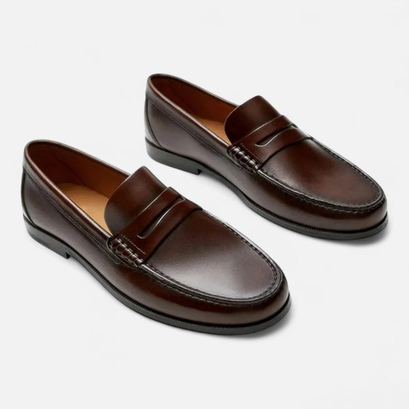 Brązowe męskie mokasyny skórzane, eleganckie, ze szczegółowymi szwami, wygodnym wnętrzem i antypoślizgową podeszwą.