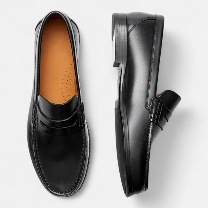 Brązowe męskie mokasyny skórzane, eleganckie, ze szczegółowymi szwami, wygodnym wnętrzem i antypoślizgową podeszwą.