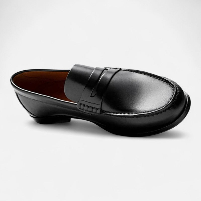 Brązowe męskie mokasyny skórzane, eleganckie, ze szczegółowymi szwami, wygodnym wnętrzem i antypoślizgową podeszwą.