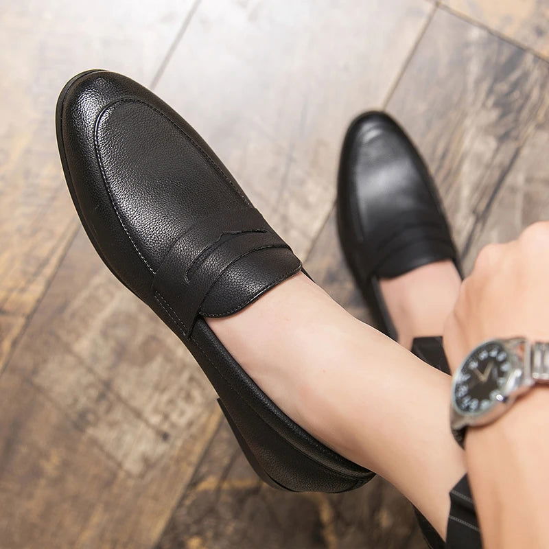 Mokasyny męskie ze skóry ziarnistej, eleganckie i wygodne, z ergonomiczną podeszwą i oddychającą podszewką.