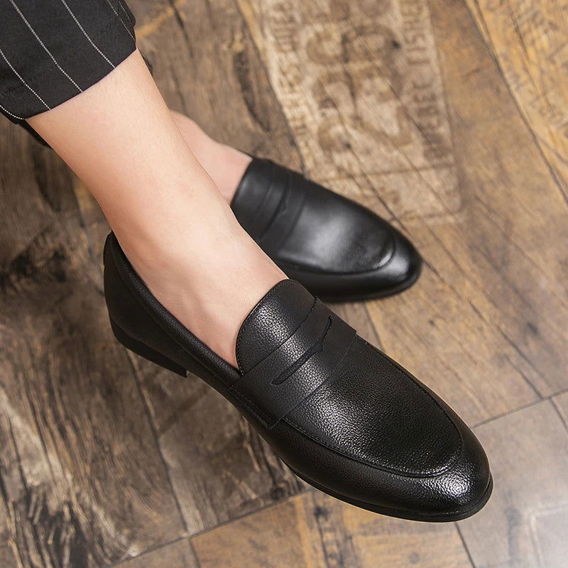 Mokasyny męskie ze skóry ziarnistej, eleganckie i wygodne, z ergonomiczną podeszwą i oddychającą podszewką.