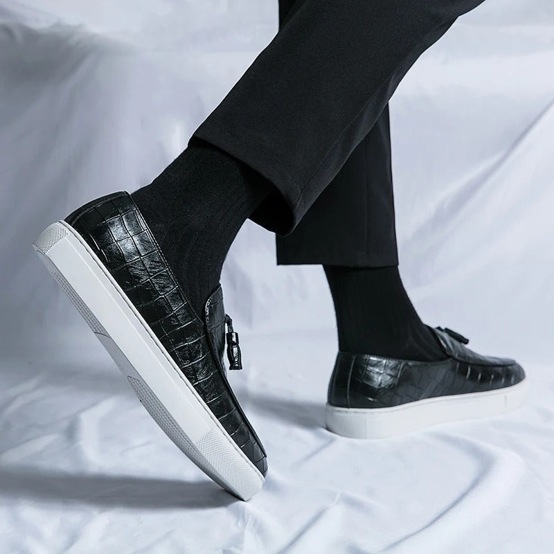 Brązowe męskie loafersy skórzane, eleganckie i wygodne, na białym tle.