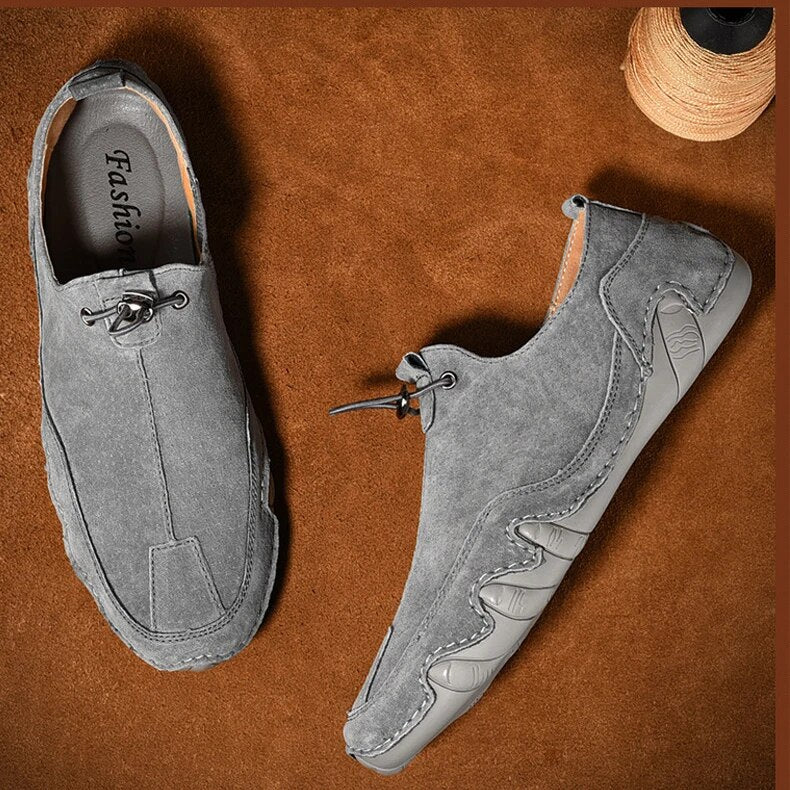 Męskie mokasyny, eleganckie i komfortowe, w kolorze szarym, z nowoczesnym designem typu slip-on.