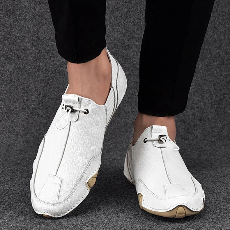 Męskie mokasyny, eleganckie i komfortowe, w kolorze białym, z nowoczesnym designem typu slip-on.