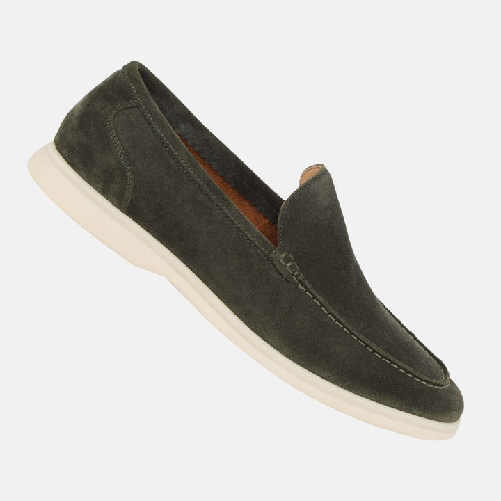 Męskie skórzane mokasyny vintage, styl klasyczny, kolor brązowy, trwały komfort, ponadczasowy design, antypoślizgowa podeszwa.